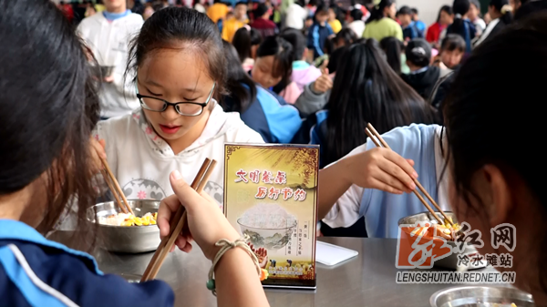 部门动态 正文在冷水滩区马坪学校"劳动教育实践基地",近20名学生正在