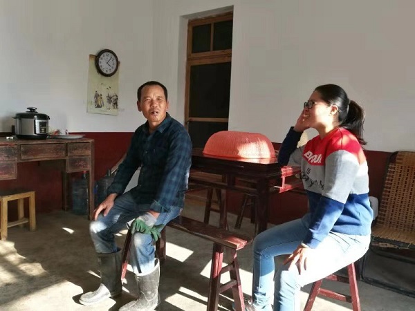 教师走访扶贫户（600）.jpg