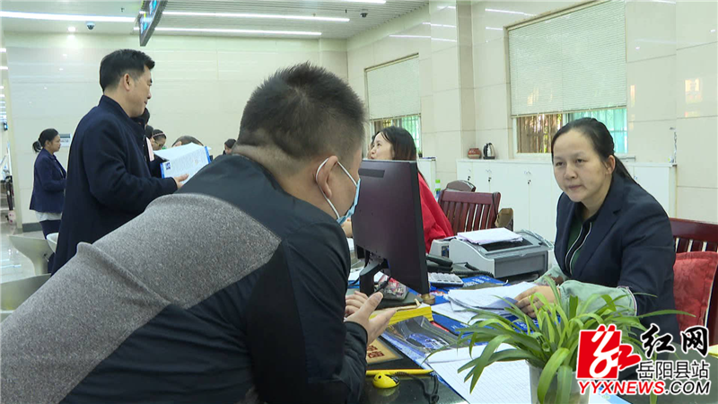工作人员接待前来咨询市民.png 工作人员接待前来咨询市民.png