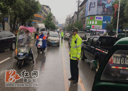 图 交警沿线值守引导车辆通行.jpg 图 交警沿线值守引导车辆通行.jpg
