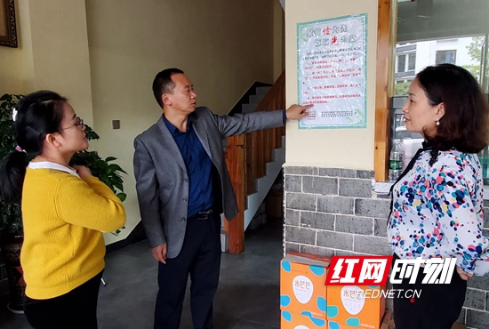 纪检监察组对制止餐饮浪费行为进行督查。.jpg