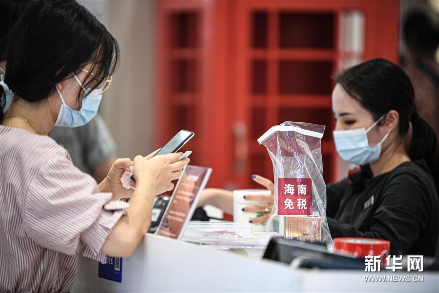 ▲消费者在海口日月广场免税店选购商品（10月4日摄）。新华社记者 蒲晓旭 摄