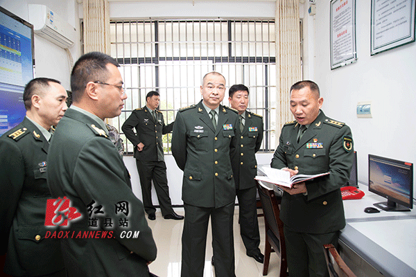 熊壮一行查看了逐一查看了道县人武部战备器材库、文印室、图书阅览室等硬件设施建设情况.gif