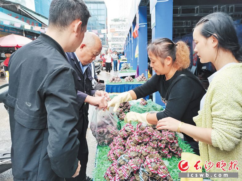 　　消费者在马王堆海鲜市场选购闸蟹。长沙晚报通讯员 孙威 摄