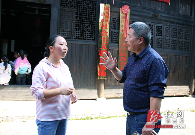 与家长交流.png