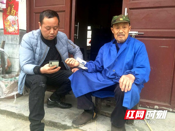 韩卫平每月按时上门给老人测量血压。.jpg