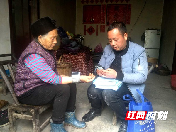 韩卫平在村民家为老人测量血压。.jpg