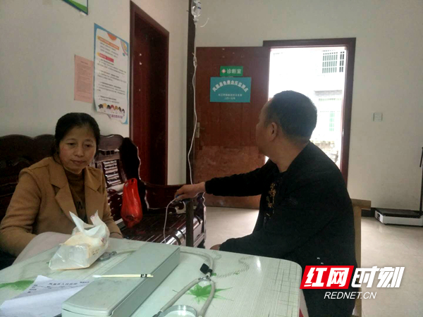 韩卫平在给病人打吊针。.jpg
