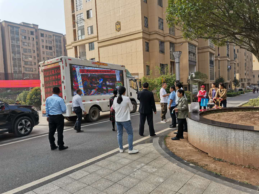 多媒体流动禁毒宣传车开进暮云街道居民小区.png