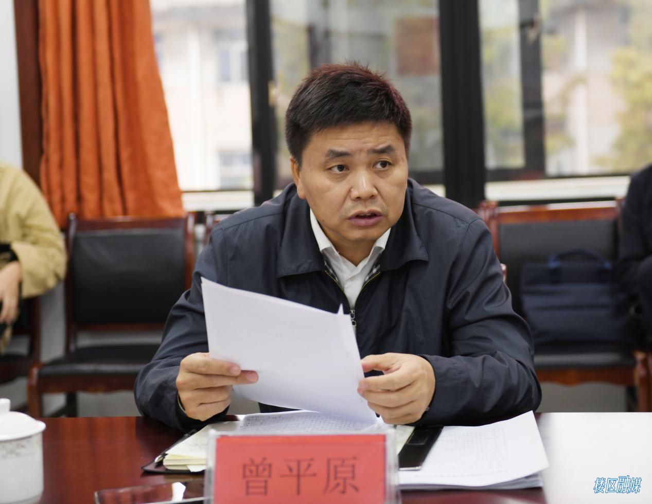 在听取王家河街道工作情况汇报后,曾平原指出,街道要全力以赴推进遗留