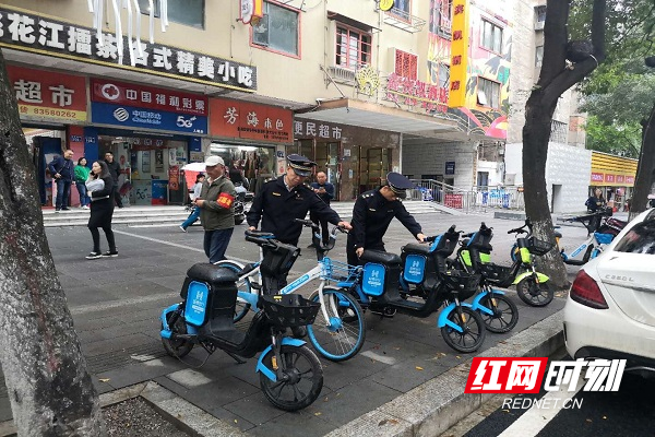 韭菜园街道行政执法中队正在整顿。.jpg