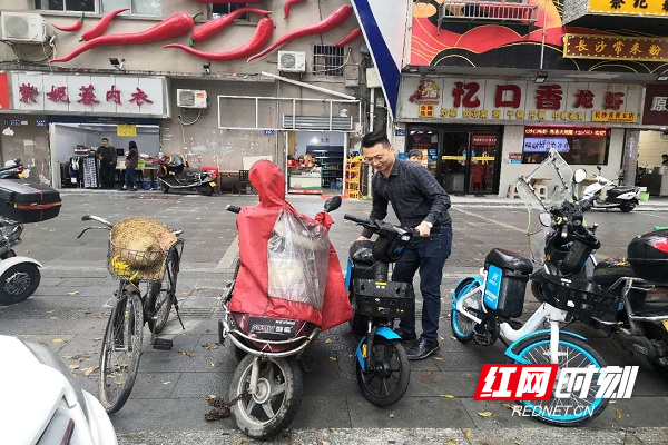 湖南米粉街商家自觉参与摆放共享单车。.jpg
