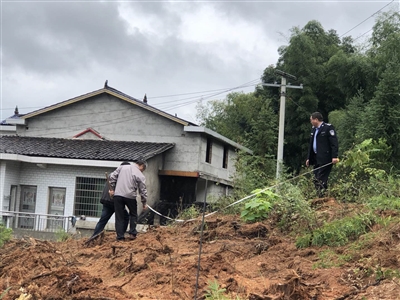 杏子铺镇人民调解委员会就一起土地权属纠纷案件进行现场测量。