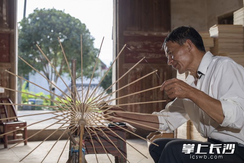 李忠国在传承传统工艺的同时，创新了油纸伞的制作工艺，是长沙市浏阳油纸伞制作工艺代表性传承人。