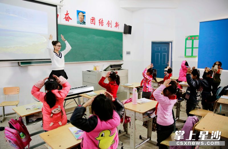 长沙县实施教育扶贫,组织城乡学校开展结对帮扶,促进教育均衡化发展。章帝 摄 长沙县实施教育扶贫,组织城乡学校开展结对帮扶,促进教育均衡化发展。章帝 摄