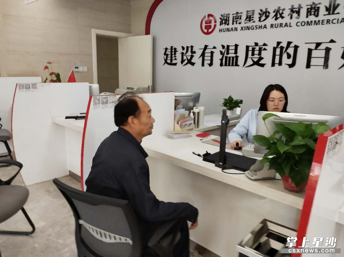 长沙县长龙街道湘峰村的“鸭司令”扶贫户陈虎强从湖南星沙农村商业银行申请到3万元扶贫小额信贷。 长沙县长龙街道湘峰村的“鸭司令”扶贫户陈虎强从湖南星沙农村商业银行申请到3万元扶贫小额信贷。