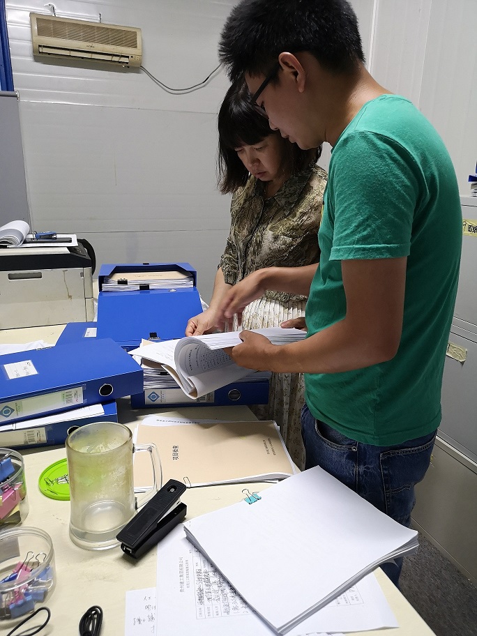 人社站工作人员核对务工人员花名册.jpg
