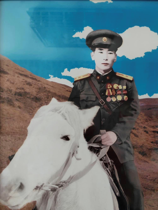 1955年,為紀念新中國第一套正式實行的軍銜,葛力格身著軍裝與白馬留影