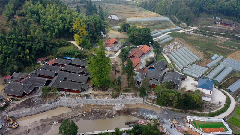 鹤城区：改善农村人居环境 推进美丽乡村建设（半成品）.mp4_20201019_173054.495.jpg