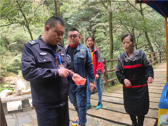 金鞭溪景区检查食品安全_副本.jpg