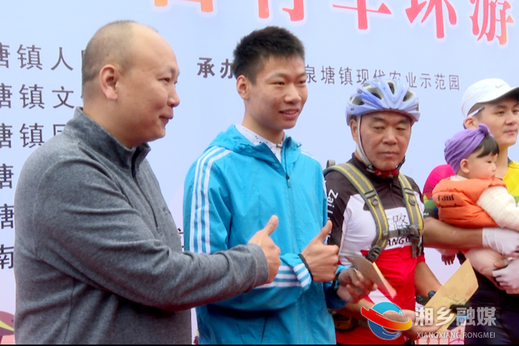来自湘乡的曾忍（左二）夺得冠军。.png