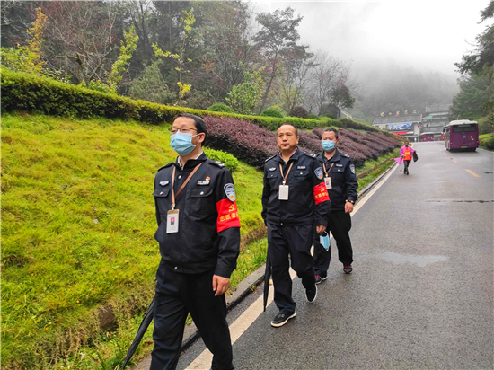 综合执法大队在森林公园门票站巡逻，维护景区旅游秩序_副本.jpg