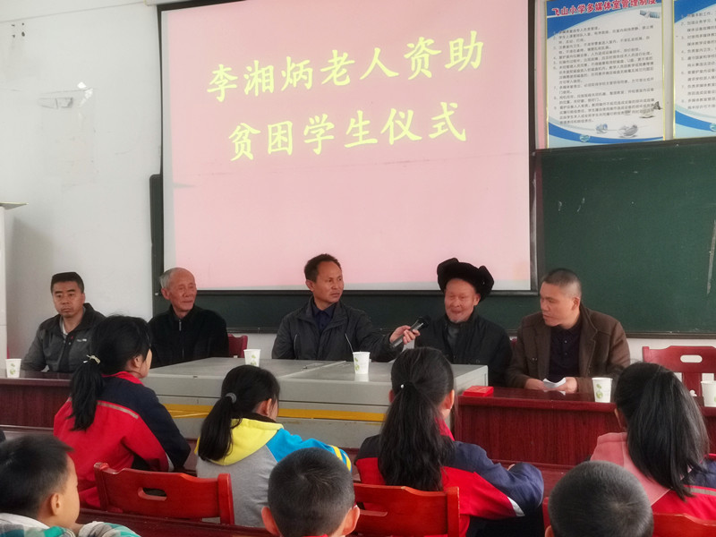 李湘炳老人殷切叮嘱孩子们“好好学习”（禹亚金 摄）_副本.jpg