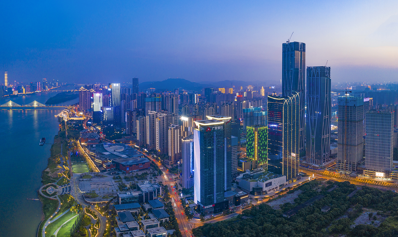 华灯初上时分,万家灯火与五彩灯带逐一点亮,璀璨夜色中的滨江新城尽显