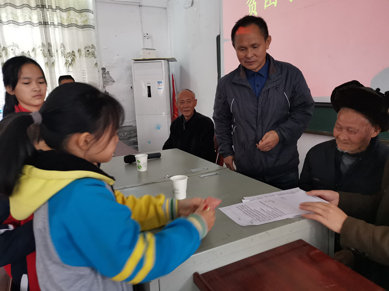 孩子们递上感谢信（张丹 摄）_副本.jpg