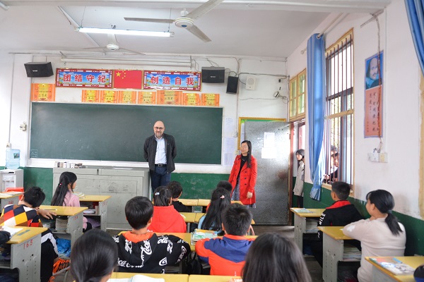 费尔南德先生来到毛赛斌所在班级与孩子们亲切交流并作励志演讲.jpg