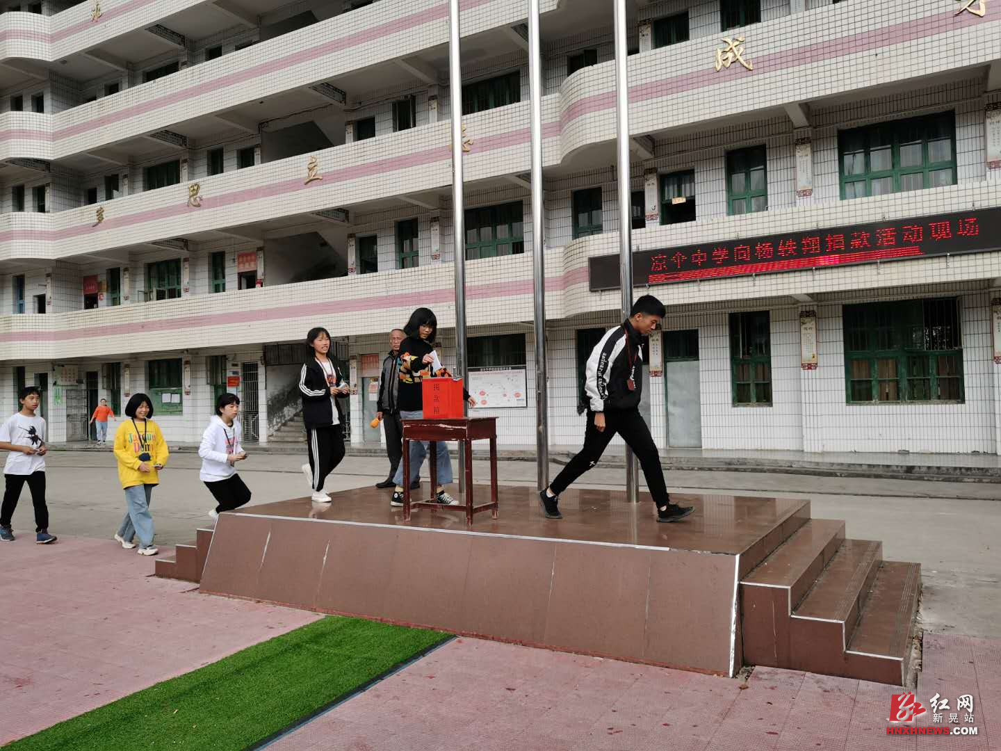 学生捐赠现场.jpg