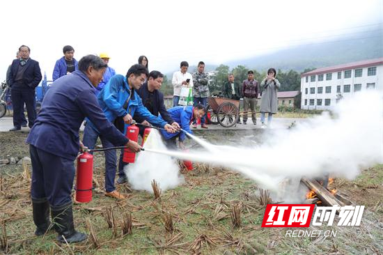 张家界消防不断加强秋冬季节农村防火 (3).jpg