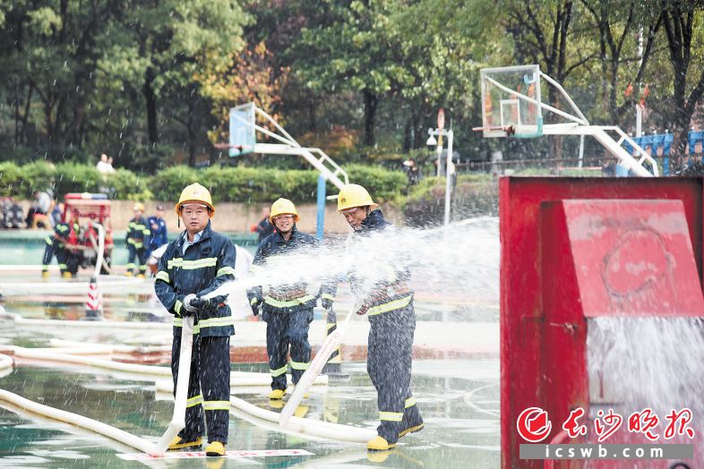 　　水流向火靶喷射，“大火”被快速扑灭。　　均为长沙晚报全媒体记者 刘琦 摄