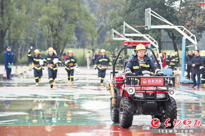 　　在消防摩托车控火操比赛中，队员熟练驾驶摩托车和使用各类消防设施。