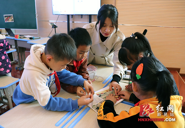 黄荷老师在上科学学科示范课.png