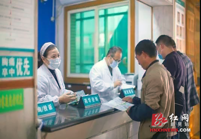 县人民医院设立“便民服务中心” 方便群众1.png