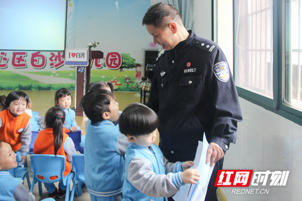 刘警官与孩子们进行互动交流.jpg