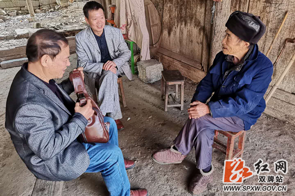 看望抗战老兵黄明井_水印.jpg