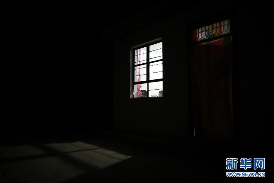 (图片故事)(9)看不清黑板上的字,却照亮了大山孩子的梦