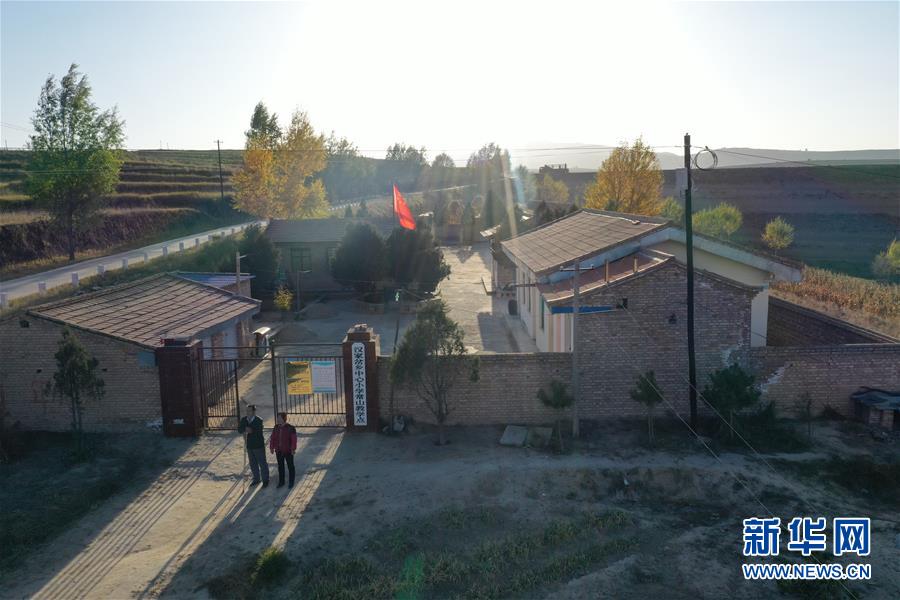 (图片故事)(1)看不清黑板上的字,却照亮了大山孩子的梦