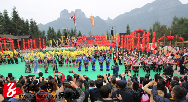 保靖县人民政府 演绎天下最美苗寨 吕洞山大型苗族史诗山水实景剧 圣山下的苗寨 盛大开演 组图