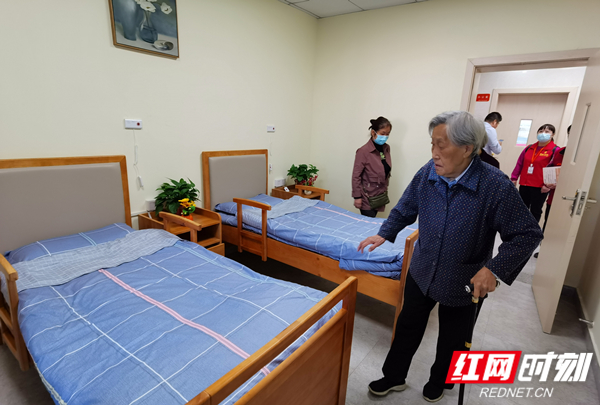 2、莫名而来的老人在参观养护院。_副本.jpg