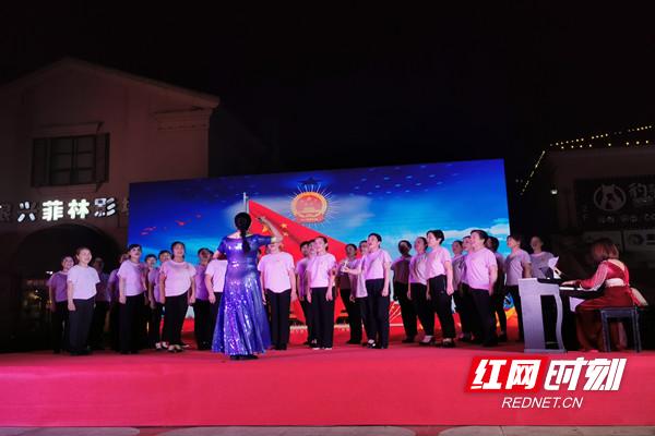 老年人组成的合唱团演唱《我的祖国》.jpg
