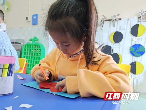 孩子们精心准备贺卡.jpg