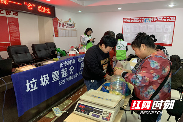 社区大姐跟着讲解员动手制作环保酵素.jpg 社区大姐跟着讲解员动手制作环保酵素.jpg