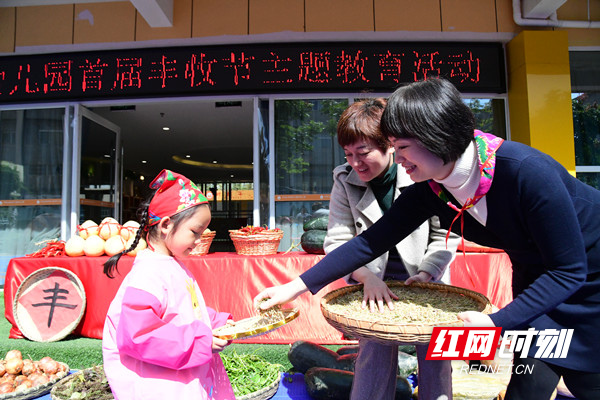 园长妈妈和书记妈妈发放种子进行冬储，寓意来年大丰收.jpg