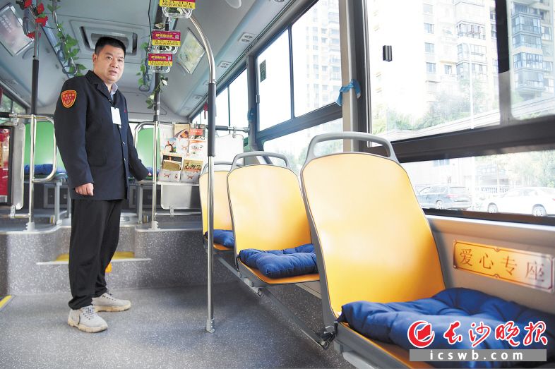 　　116路公交车上，钟稳固为座椅装上了坐垫，还在车上放了书籍，只为乘客乘车更舒心。长沙晚报全媒体记者 刘琦 摄