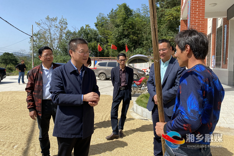 周俊文与村民交谈。.jpg