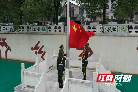 桃江一中组织全校3000余名师生举行抗美援朝出国作战70周年主题式升旗仪式。.marked.jpg