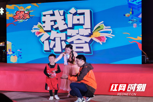 小朋友踊跃参与“你问我答”互动环节活动.jpg